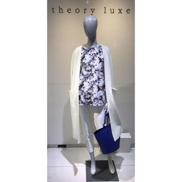 Theory luxe(セオリーリュクス)のTheory luxe 19ss ローズプリントノースリーブブラウス レディースのトップス(シャツ/ブラウス(半袖/袖なし))の商品写真