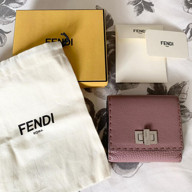 FENDI(フェンディ)のりなこ様専用☆美品☆フェンディ　折りたたみ財布 レディースのファッション小物(財布)の商品写真