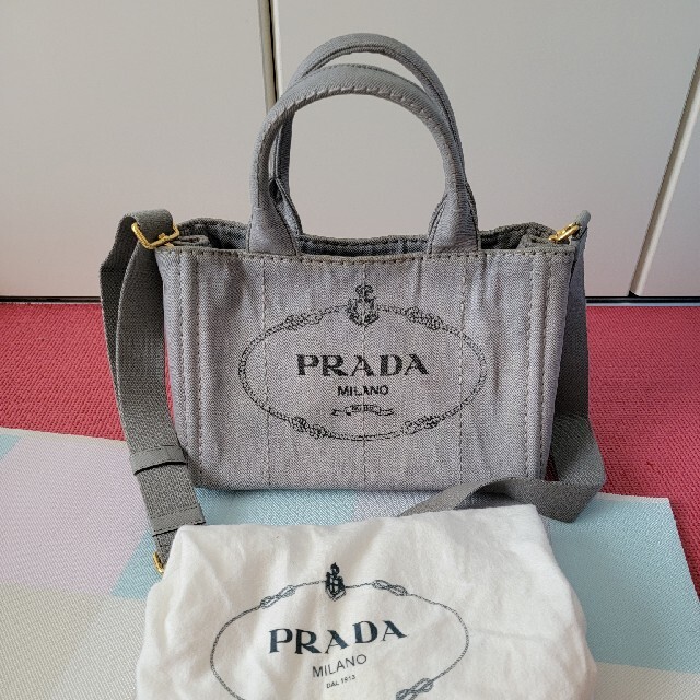 Prada Canapa