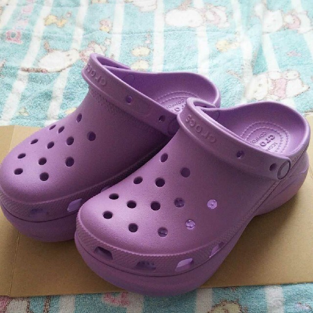 crocs(クロックス)のクロックス crocs 厚底 サンダル 21cm 紫 パープル 厚底サンダル 新 レディースの靴/シューズ(サンダル)の商品写真