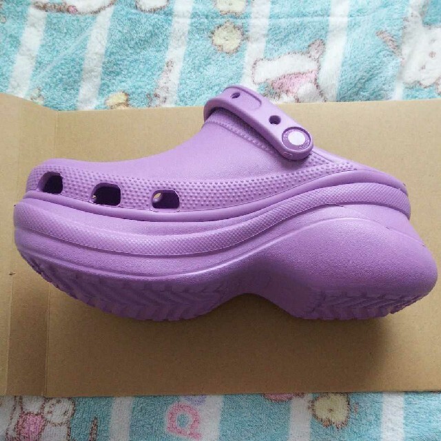crocs(クロックス)のクロックス crocs 厚底 サンダル 21cm 紫 パープル 厚底サンダル 新 レディースの靴/シューズ(サンダル)の商品写真