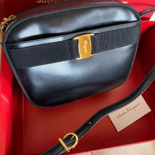 サルヴァトーレフェラガモ(Salvatore Ferragamo)の未使用　付属品完備　サルヴァトーレ  フェラガモ ヴァラ  ショルダーバッグ　黒(ショルダーバッグ)