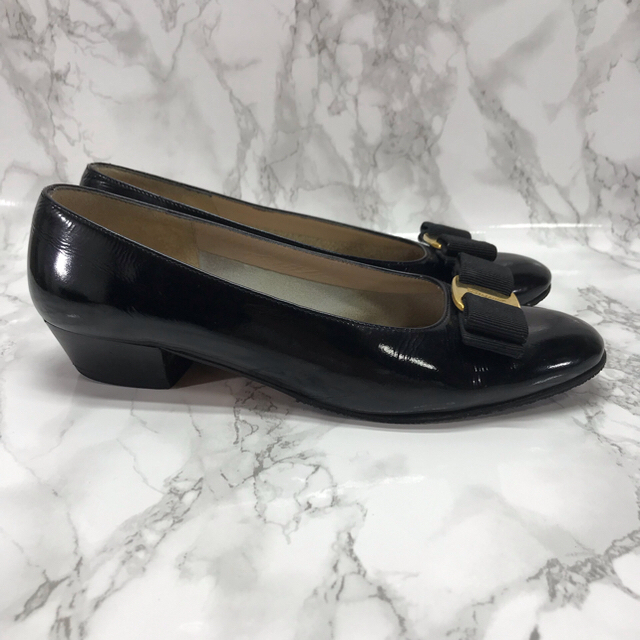 Salvatore Ferragamo(サルヴァトーレフェラガモ)のフェラガモ Ferragamo パンプス ブラック ヴァラ 22.5cm レディースの靴/シューズ(ハイヒール/パンプス)の商品写真