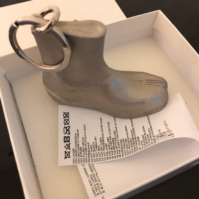 Maison Martin Margiela(マルタンマルジェラ)のメゾン　マルジェラ　Maison Margiela タビブーツキーホルダー　新品 メンズのファッション小物(キーホルダー)の商品写真