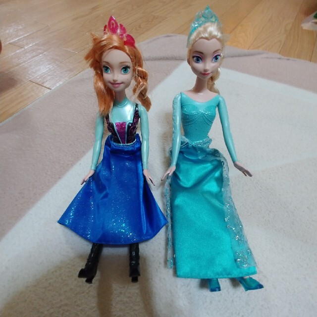 アナと雪の女王(アナトユキノジョオウ)のアナ、エルサ人形2個セット エンタメ/ホビーのおもちゃ/ぬいぐるみ(キャラクターグッズ)の商品写真