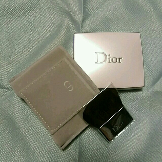 Christian Dior(クリスチャンディオール)のDior Snow フェイスパウダー コスメ/美容のベースメイク/化粧品(フェイスパウダー)の商品写真