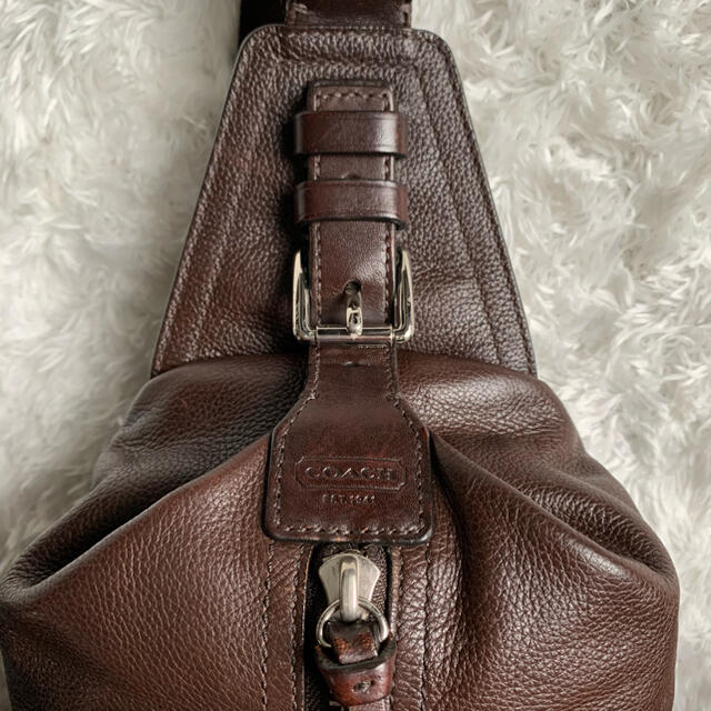 COACH(コーチ)の【美品】コーチ　トンプソン　ボディバッグ　レザー　ブラウン　メンズ　チャーム付き メンズのバッグ(ボディーバッグ)の商品写真