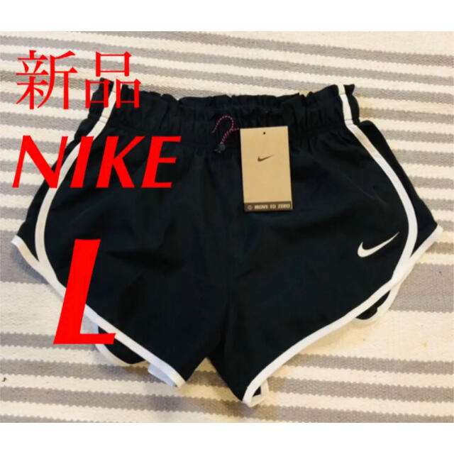 NIKE(ナイキ)のNIKE ショートパンツ　ブラック　ダンス　トレーニング　ジム　ラン レディースのパンツ(ショートパンツ)の商品写真