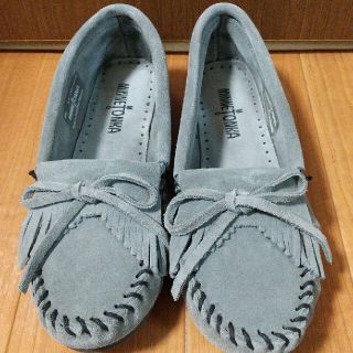 ミネトンカ(Minnetonka)のMINNETONKA グレー フラットシューズ(スリッポン/モカシン)