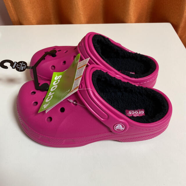 crocs(クロックス)の【新品未使用】クロックス キッズ ボア付サンダル　　21cm キッズ/ベビー/マタニティのキッズ靴/シューズ(15cm~)(サンダル)の商品写真