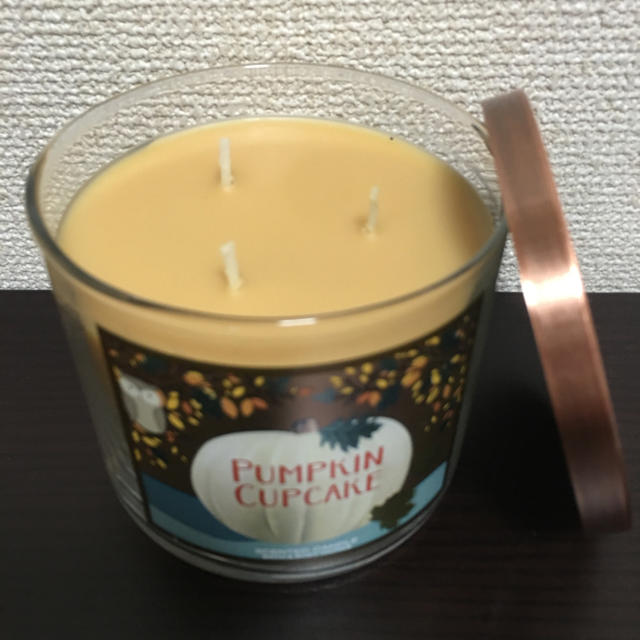 Bath & Body Works(バスアンドボディーワークス)のBath&Body Works★3芯キャンドル★パンプキンカップケーキ コスメ/美容のリラクゼーション(キャンドル)の商品写真