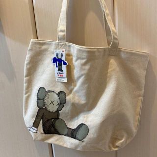 ユニクロ(UNIQLO)の新品タグ付 ユニクロ カウズ KAWS トートバッグ限定 コラボ(トートバッグ)