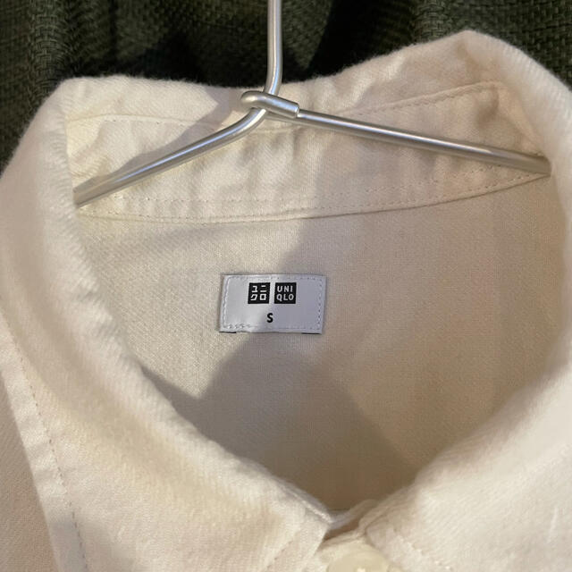 UNIQLO(ユニクロ)のUNIQLO ユニクロ ホワイト S 長袖シャツ メンズのトップス(シャツ)の商品写真