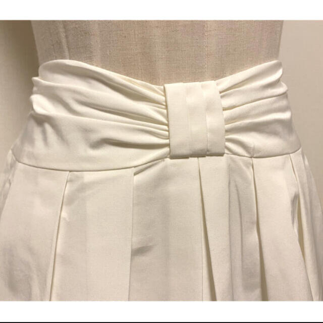 プライベートレーベル【新品】上品リボンデザインふんわりスカート　白M レディースのスカート(ひざ丈スカート)の商品写真