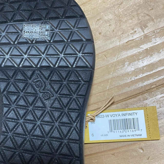 Teva(テバ)のテバ　ボヤ　インフィニティ　黒　サイズ6 レディースの靴/シューズ(サンダル)の商品写真