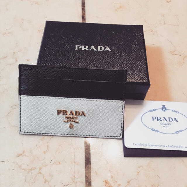 PRADA(プラダ)のプラダ 美品 バイカラー カードケース レディースのファッション小物(名刺入れ/定期入れ)の商品写真
