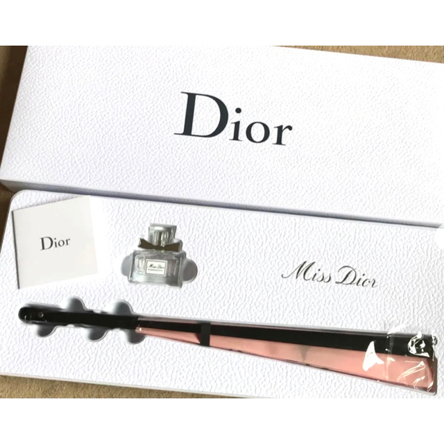 Christian Dior(クリスチャンディオール)のディオール　ノベルティ　香水&ファン　ギフトセット　新品ペチュラー&サンプル３品 エンタメ/ホビーのコレクション(ノベルティグッズ)の商品写真