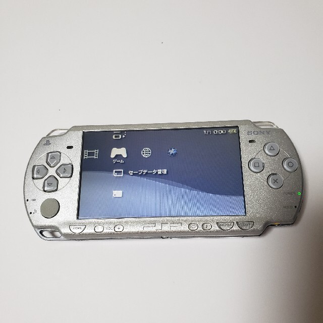 PlayStation Portable(プレイステーションポータブル)のSONY PSP-2000 アイスシルバー  本体 エンタメ/ホビーのゲームソフト/ゲーム機本体(携帯用ゲーム機本体)の商品写真