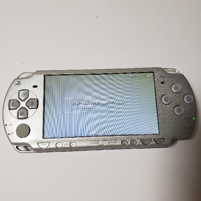 PlayStation Portable(プレイステーションポータブル)のSONY PSP-2000 アイスシルバー  本体 エンタメ/ホビーのゲームソフト/ゲーム機本体(携帯用ゲーム機本体)の商品写真