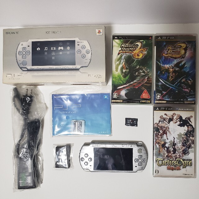 PlayStation Portable(プレイステーションポータブル)のSONY PSP-2000 アイスシルバー  本体 エンタメ/ホビーのゲームソフト/ゲーム機本体(携帯用ゲーム機本体)の商品写真