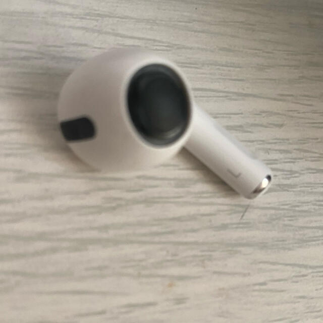 Apple(アップル)のAirPods pro 片耳 スマホ/家電/カメラのオーディオ機器(ヘッドフォン/イヤフォン)の商品写真
