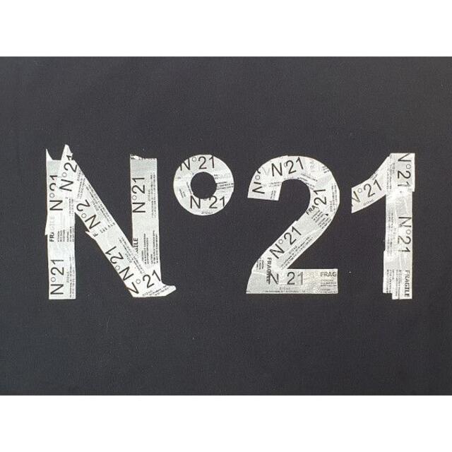 N°21(ヌメロヴェントゥーノ)の【新品・未使用】N°21 numeroventuno ロゴTシャツブラック14Y キッズ/ベビー/マタニティのキッズ服男の子用(90cm~)(Tシャツ/カットソー)の商品写真