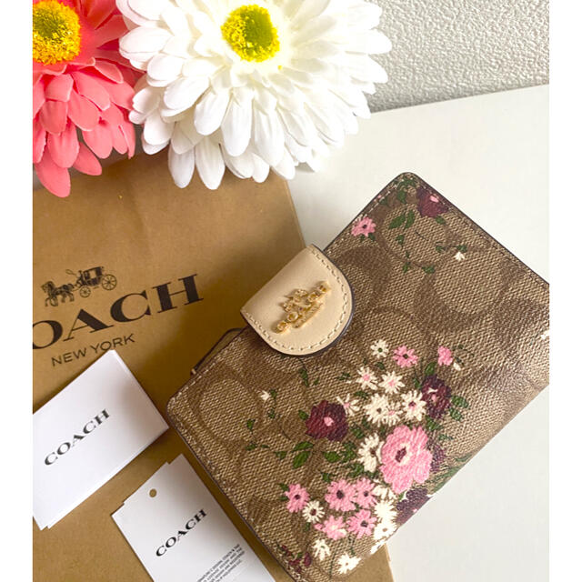 コーチCOACH最新作二つ折り財布♡花柄フラワー×シグネチャー