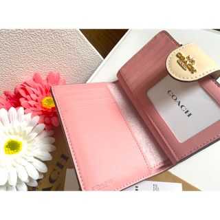 COACH - コーチCOACH最新作二つ折り財布♡花柄フラワー×シグネチャー