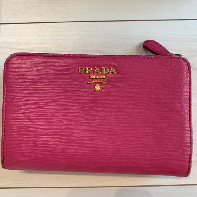 PRADA(プラダ)のPRADA プラダ　折り財布　ピンク　本革 メンズのファッション小物(折り財布)の商品写真