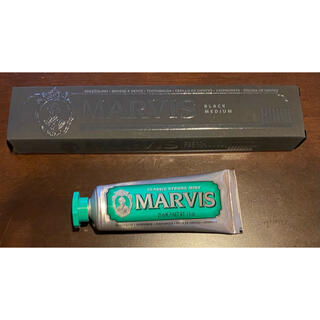 マービス(MARVIS)のMARVIS 歯ブラシ1個　クラシック ミント トゥースペースト (25ml)(歯磨き粉)