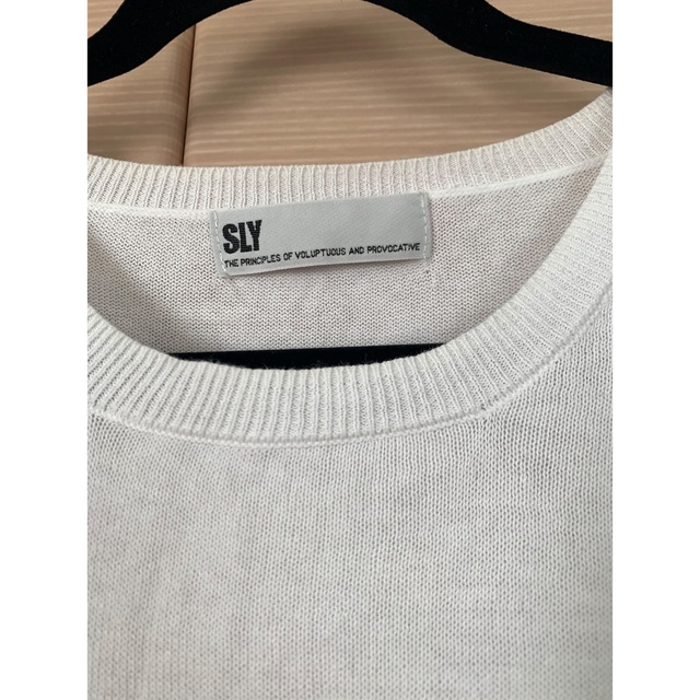 SLY(スライ)のSLY スライ　トップス　Tシャツ　ロンT  春ニット　白t レディースのトップス(Tシャツ(半袖/袖なし))の商品写真