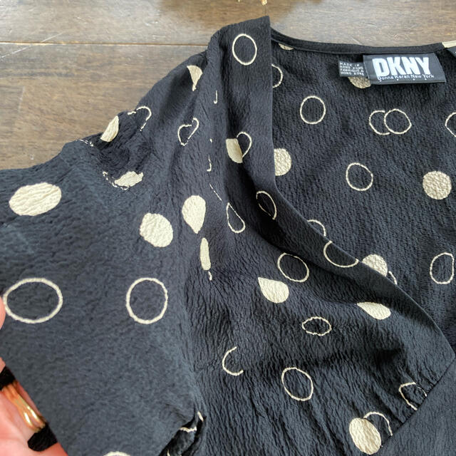 DKNY(ダナキャランニューヨーク)のDKNY ダナキャラン　半袖トップス　シャツ　水玉 レディースのトップス(カットソー(半袖/袖なし))の商品写真