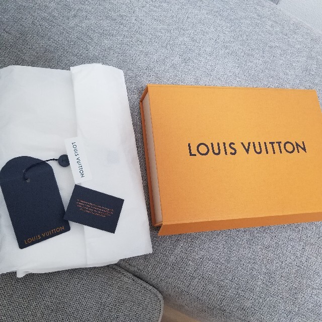 LOUIS VUITTON(ルイヴィトン)のVUITTON LVスタンプTシャツ レディースのトップス(Tシャツ(半袖/袖なし))の商品写真