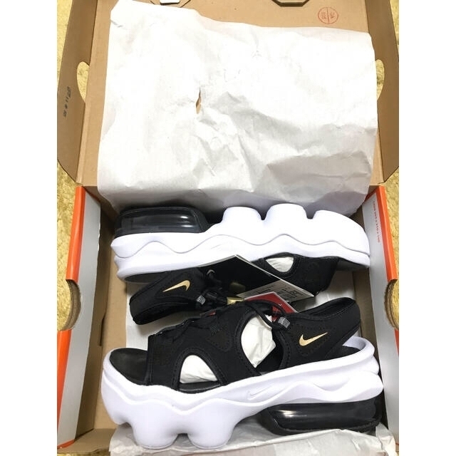 NIKE(ナイキ)の新品　NIKE AIR ナイキ　エアマックスココサンダル　22cm 黒 白 レディースの靴/シューズ(サンダル)の商品写真