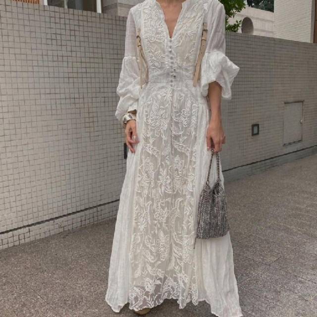 Ameri VINTAGE(アメリヴィンテージ)のAmeri  MEDI EMBROIDERY TULLE LACE DRESS レディースのワンピース(ロングワンピース/マキシワンピース)の商品写真