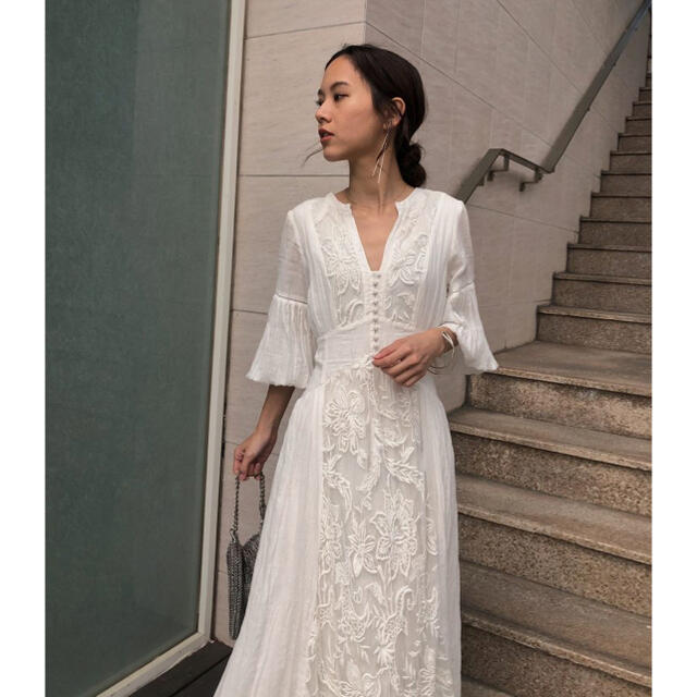 Ameri VINTAGE(アメリヴィンテージ)のAmeri  MEDI EMBROIDERY TULLE LACE DRESS レディースのワンピース(ロングワンピース/マキシワンピース)の商品写真