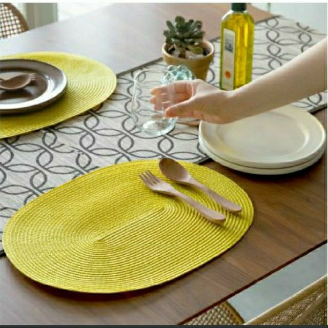 ランチョンマット4枚セット　オーバル型　コースター付き　黄色 インテリア/住まい/日用品のキッチン/食器(テーブル用品)の商品写真