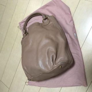 ミュウミュウ(miumiu)のmiumiu  ベージュピンク  ハンドバッグ(ハンドバッグ)