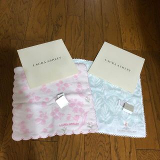 ローラアシュレイ(LAURA ASHLEY)のローラアシュレイ　贈り物にも　タオルハンカチ　2枚　新品未使用　タグ付き　袋つき(ハンカチ)