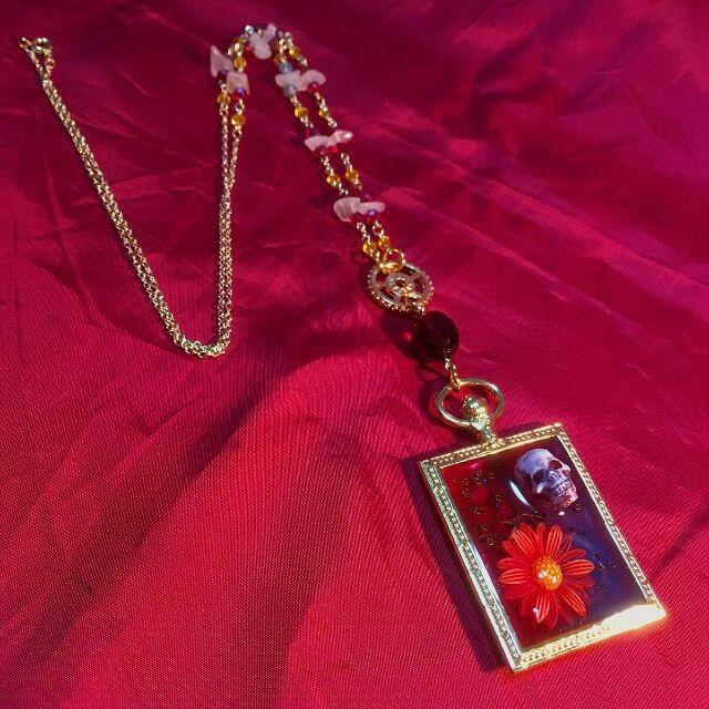 髑髏とデイジーのネックレス ハンドメイドのアクセサリー(ネックレス)の商品写真