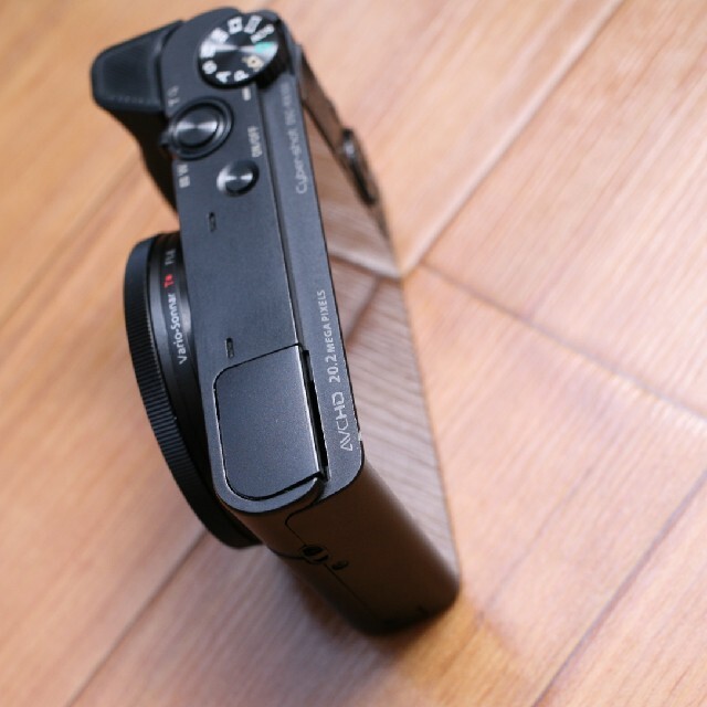 SONY(ソニー)のまさかず様専用ソニー DSC-RX100 初代 傷あり 完動品 グリップ スマホ/家電/カメラのカメラ(コンパクトデジタルカメラ)の商品写真