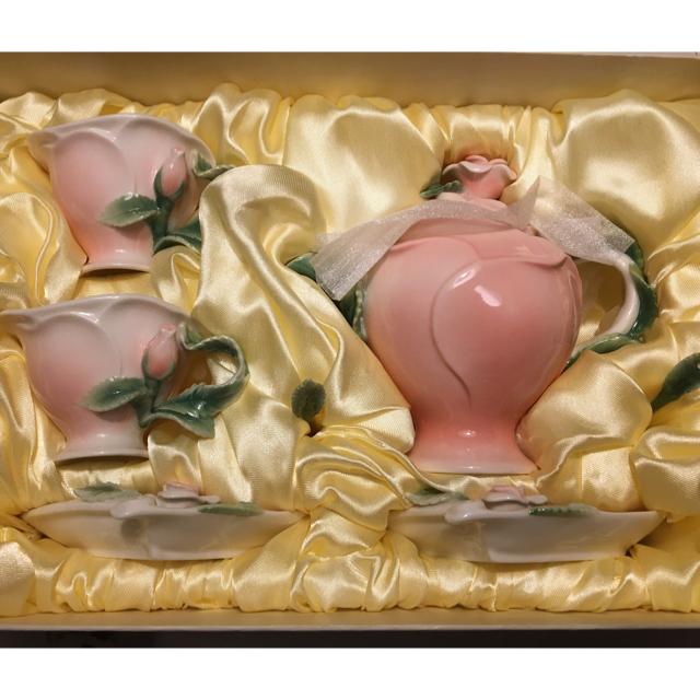 MEISSEN(マイセン)のマイセン 立体型薔薇ティーポット ティーカップ2脚セット 華麗なる花コレクション インテリア/住まい/日用品のキッチン/食器(食器)の商品写真