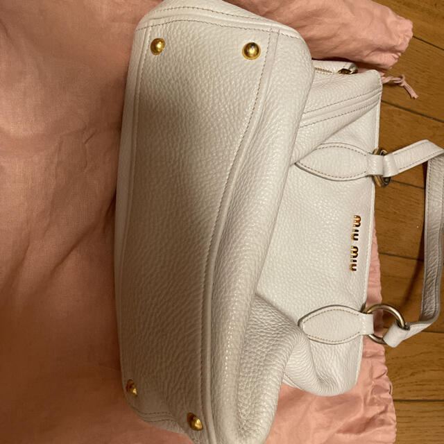 miumiu(ミュウミュウ)の良品 ミュウミュウ 2way マドラス レザー ショルダー ハンドバッグ 白 レディースのバッグ(ショルダーバッグ)の商品写真