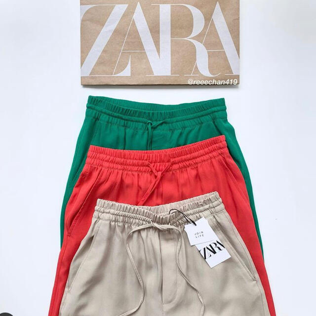 ZARA(ザラ)のZARAグリーンパンツ レディースのパンツ(カジュアルパンツ)の商品写真