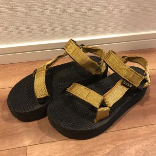 テバ(Teva)のTeVa 厚底サンダル　ゴールド　（22㎝）(サンダル)