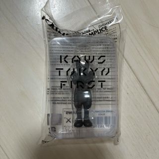 メディコムトイ(MEDICOM TOY)のKaws Tokyo First キーホルダー(キーホルダー)