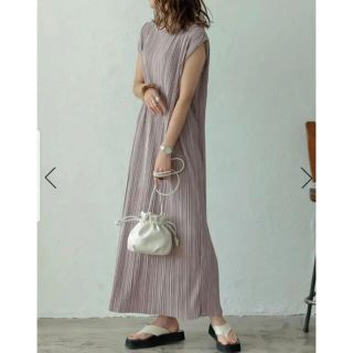 ザラ(ZARA)の【新品】リエディ Re:EDIT サテンプリーツ ロングワンピース モカピンク(ロングワンピース/マキシワンピース)