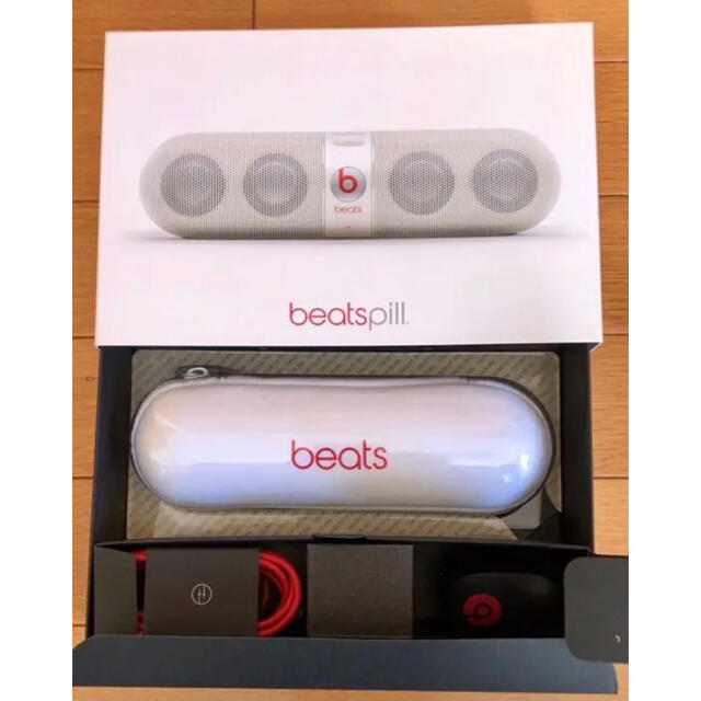 Beats by Dr Dre(ビーツバイドクタードレ)のbeats pill 2.0 Bluetoothスピーカー（WH）スタンド付き スマホ/家電/カメラのオーディオ機器(スピーカー)の商品写真