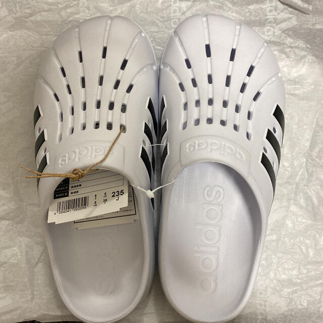 adidas(アディダス)の【送料無料】新品未使用品　adidas アディダス23.5センチ　サンダル　 レディースの靴/シューズ(サンダル)の商品写真