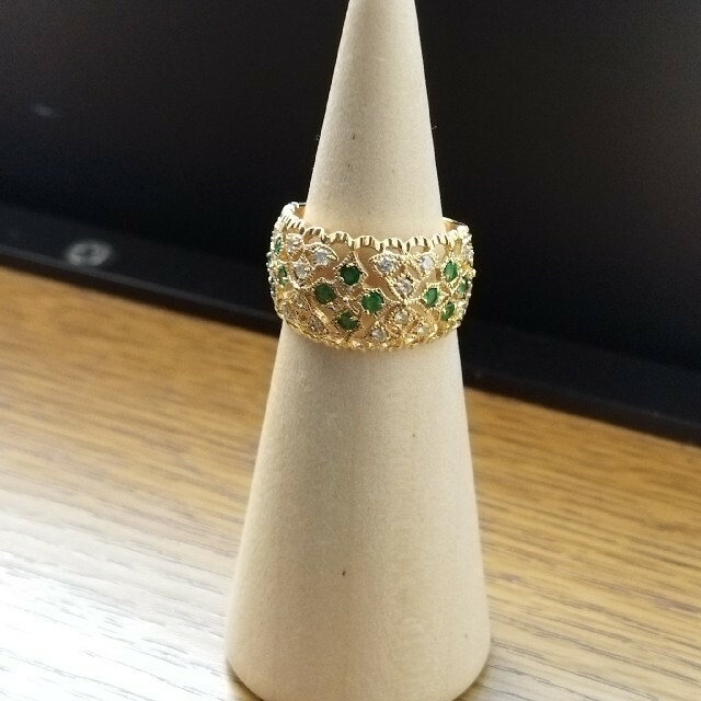 K18　YGエメラルド　ダイヤモンド　透かしリング レディースのアクセサリー(リング(指輪))の商品写真